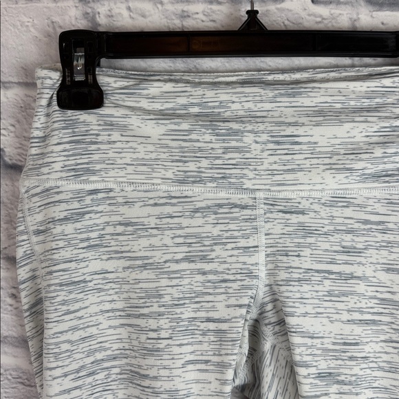 Tesla Gray and White Cropped Leggings Size Medium - Picture 3 of 5